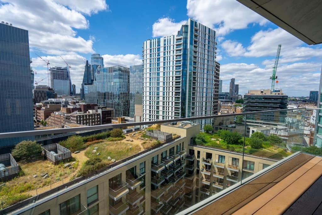 Modern 1-bed Aldgate East London