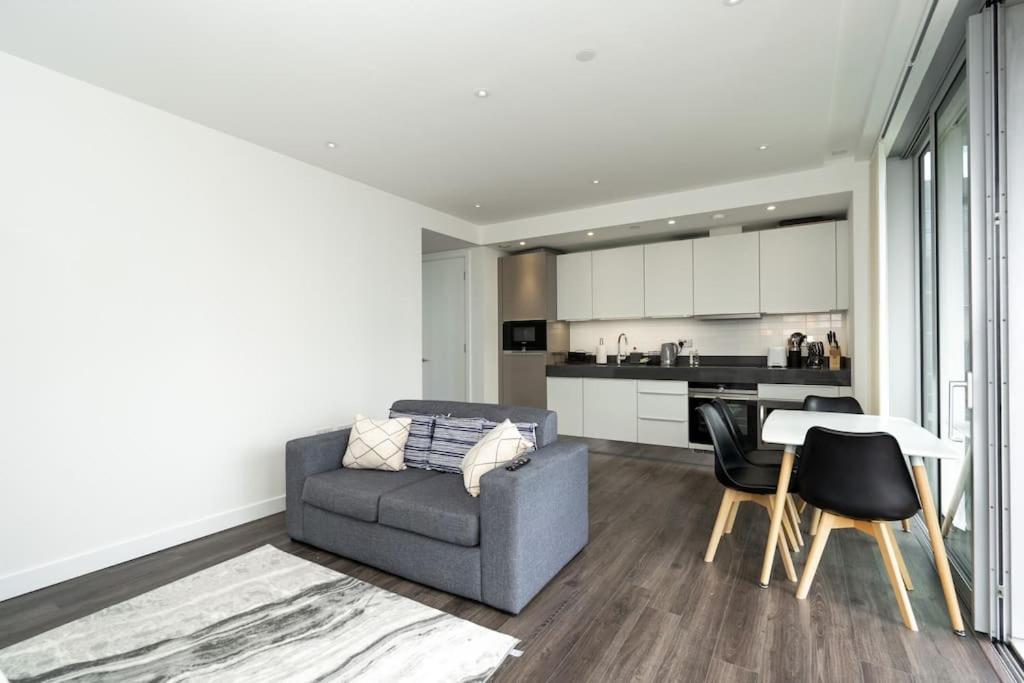 Modern 1-bed Aldgate East Apartment *