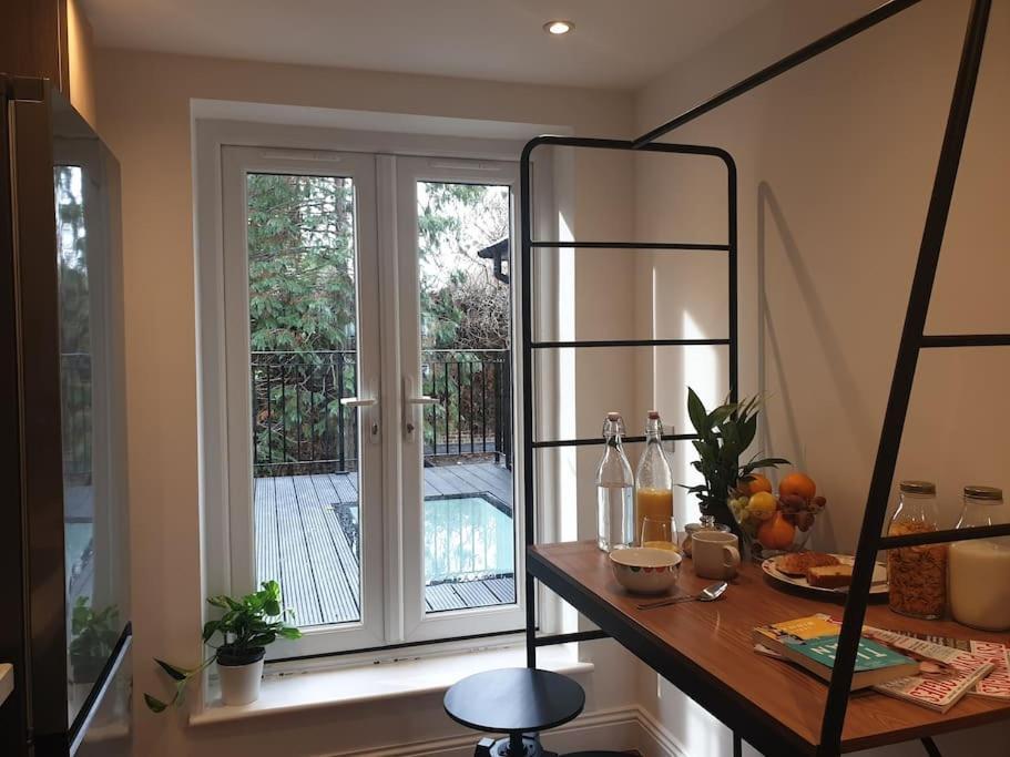 New - Private King Bed -ric- Free Parking, Terrace, Near Tube Apartment *