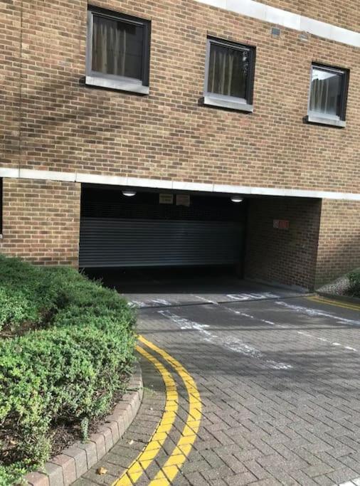 1 Bedroom Flat With Free Parking Apartamento *