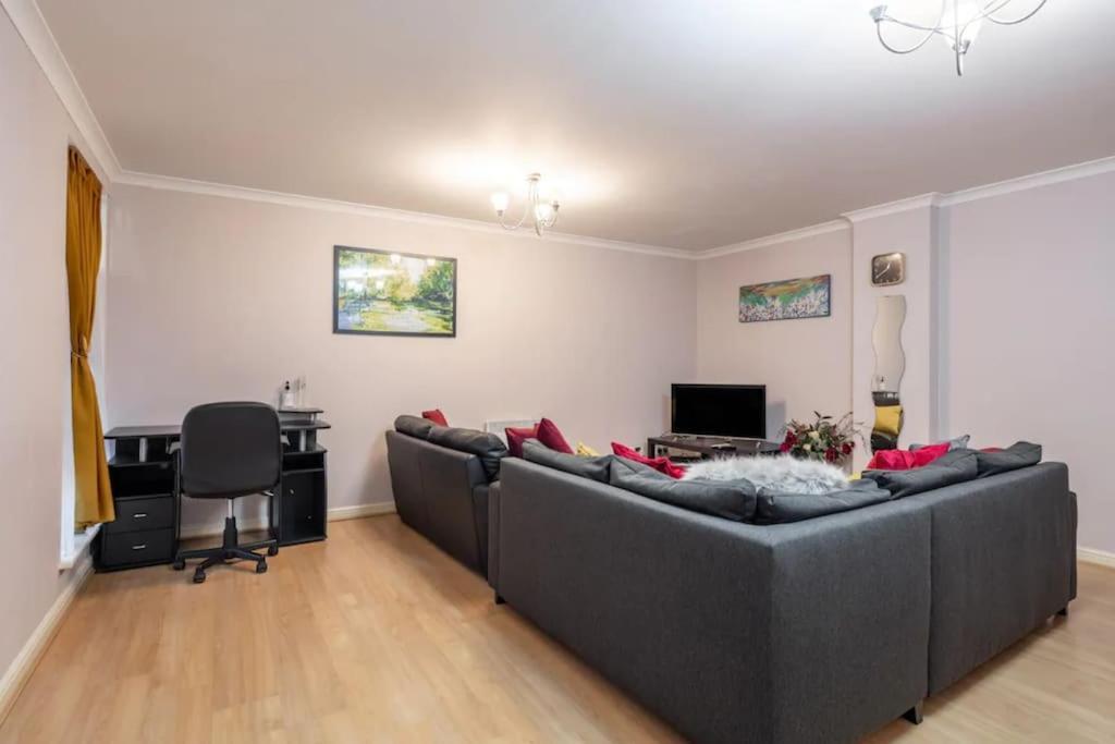 1 Bedroom Flat With Free Parking *