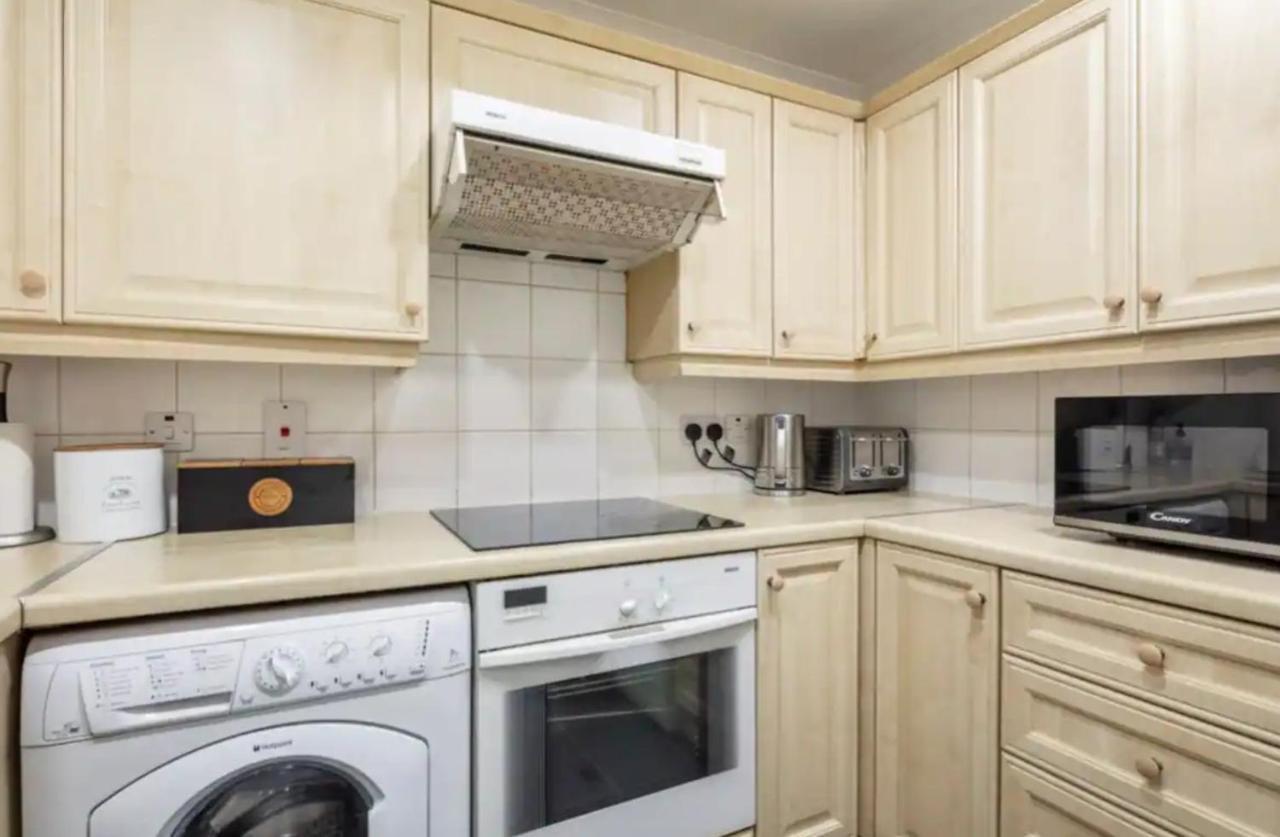 1 Bedroom Flat With Free Parking *