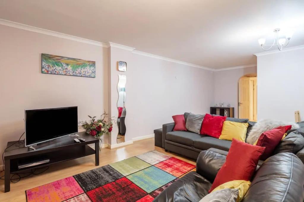 1 Bedroom Flat With Free Parking Apartamento *
