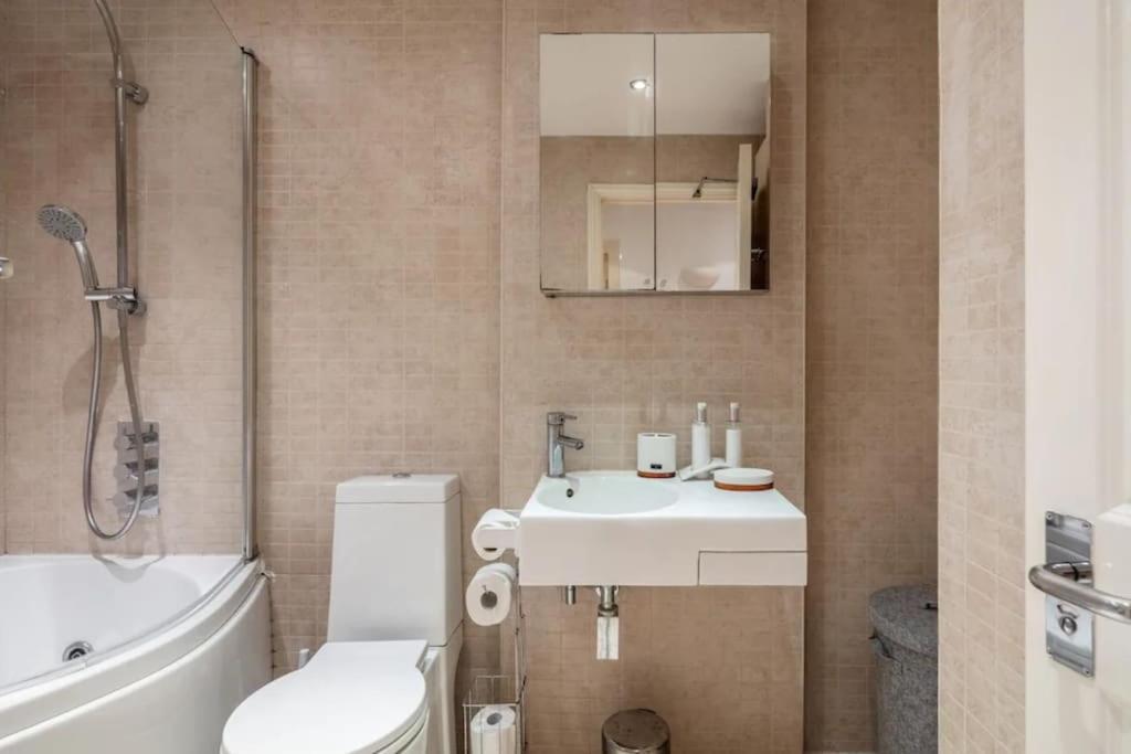 1 Bedroom Flat With Free Parking *