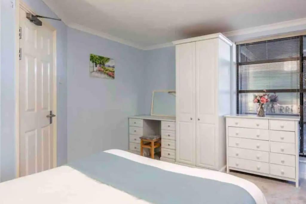 1 Bedroom Flat With Free Parking Londres