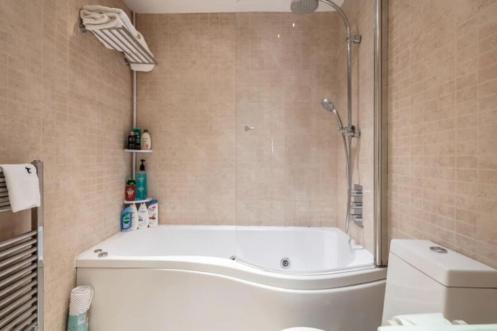 1 Bedroom Flat With Free Parking * Londres