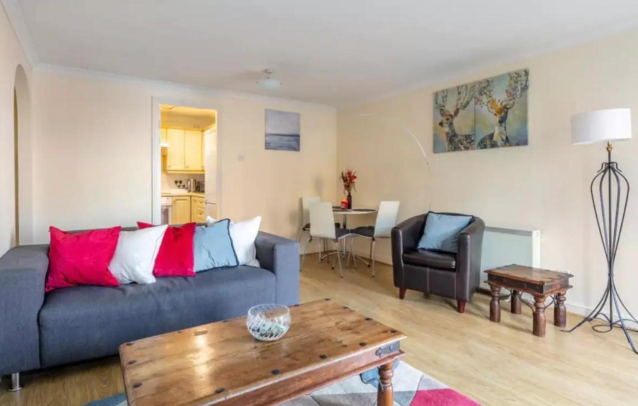 1 Bedroom Flat With Free Parking Apartamento
