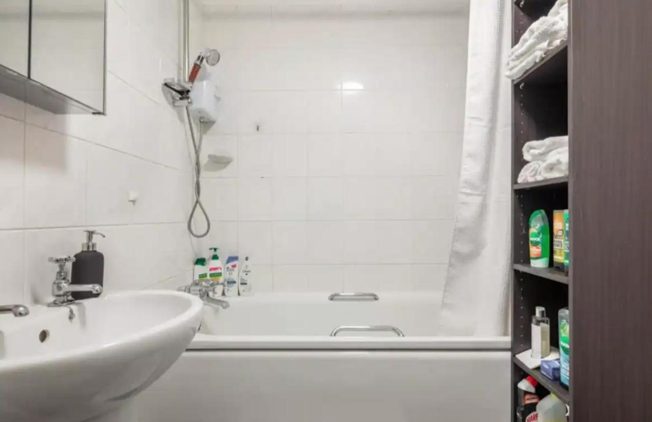 1 Bedroom Flat With Free Parking Apartamento *