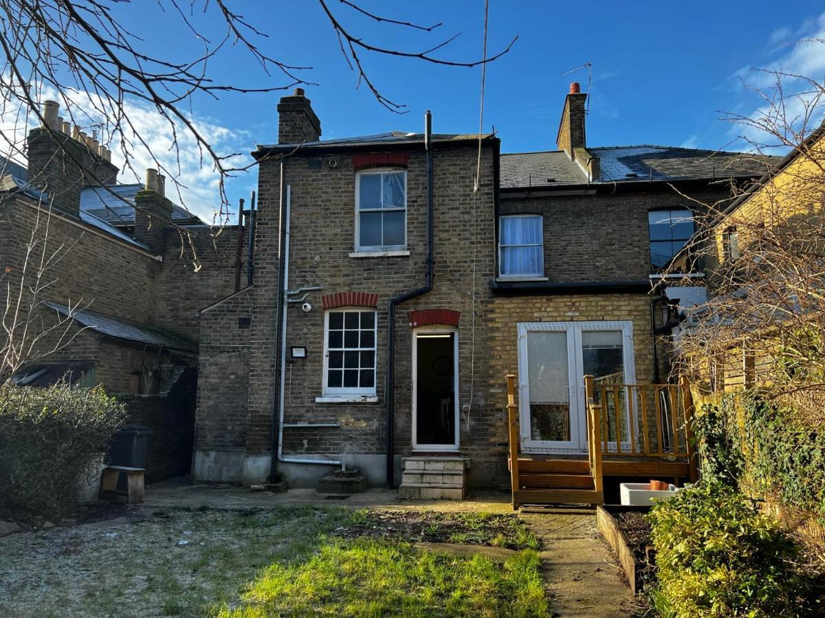 Spacious 5 Bedroom House With Garden + Parking - Amazing Location