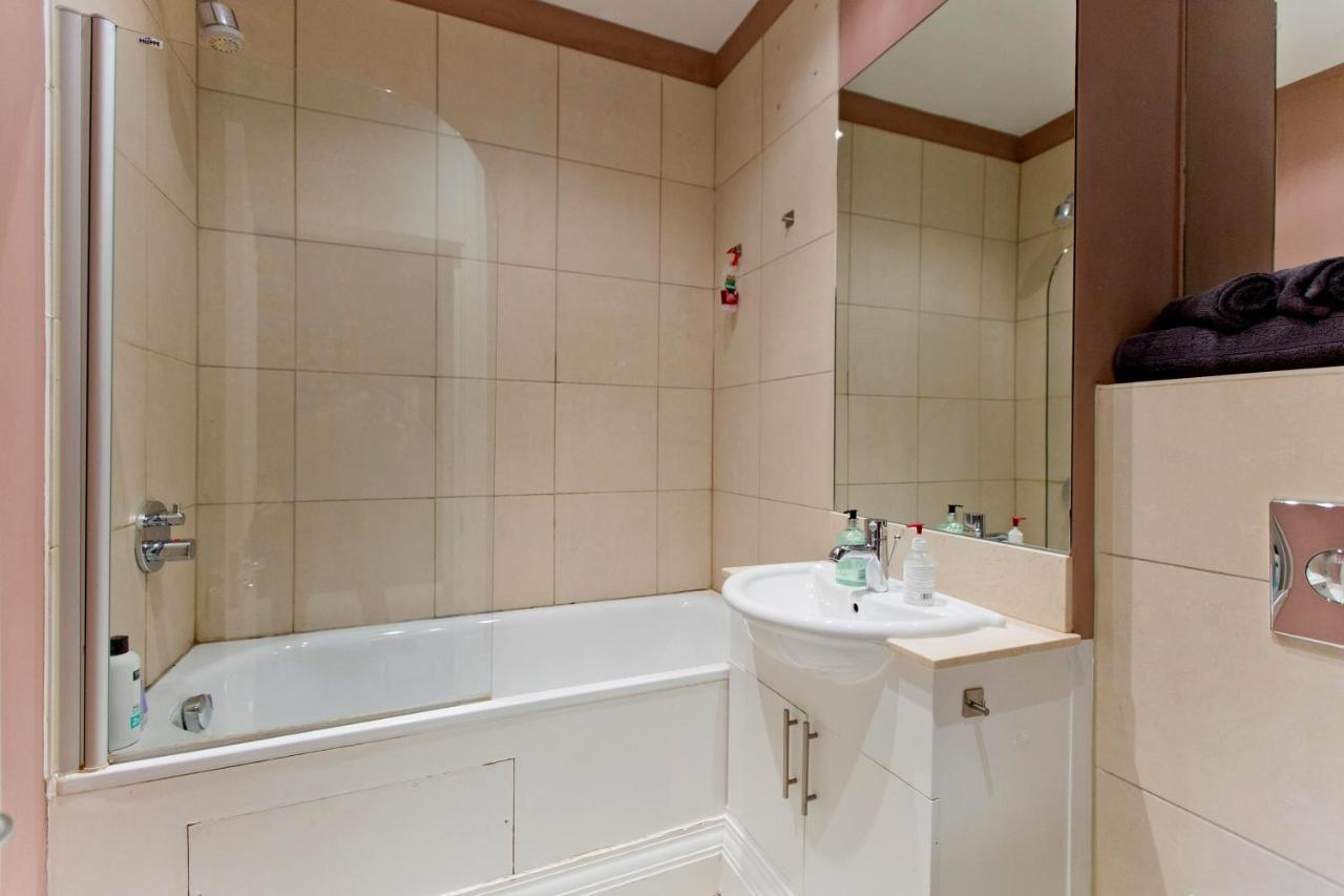 3 Bedroom Modern Mews House * Londen
