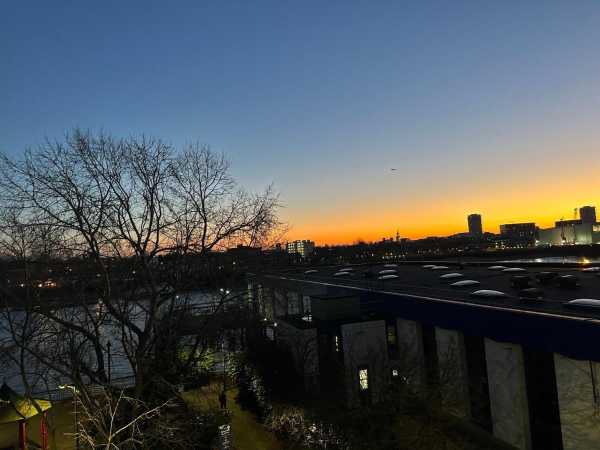 Deluxe Penthouse Riverside View 2 Bedroom Flat With Lift - Old Industrial Factory Warehouse * Londres