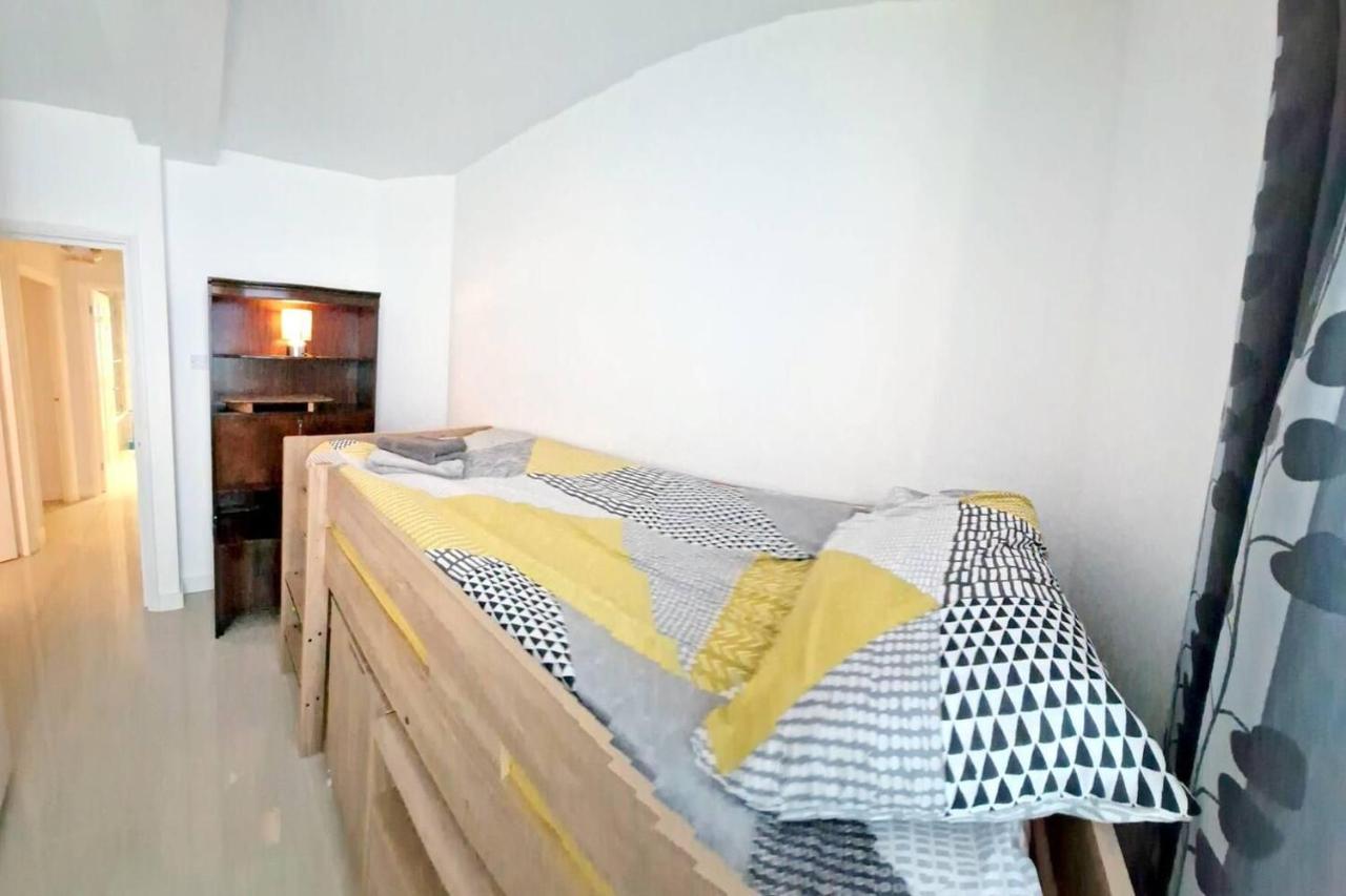Modern 3-bed House In Surrey Quays Vakantiehuis Londen