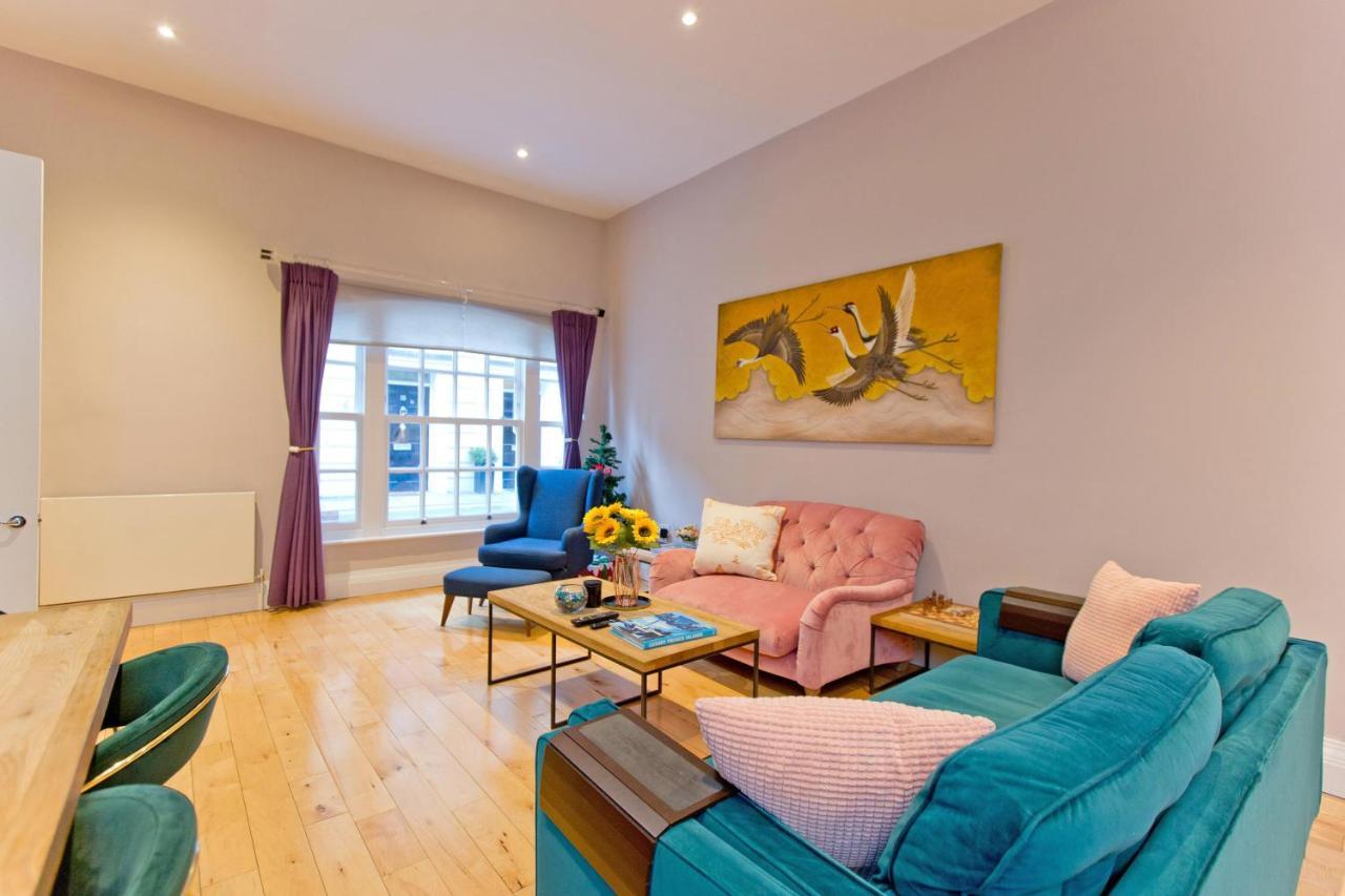 3 Bedroom Modern Mews House * Londen