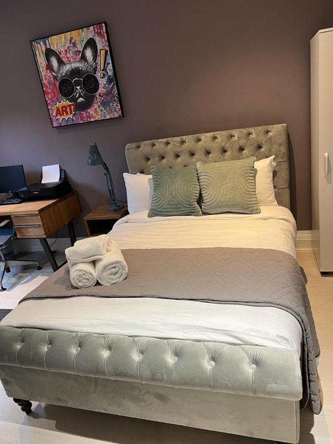 3 Bedroom Modern Mews House * Londen