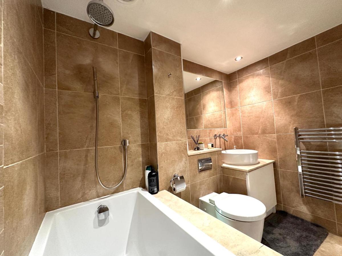 Apartamento Deluxe Penthouse Riverside View 2 Bedroom Flat With Lift - Old Industrial Factory Warehouse *
