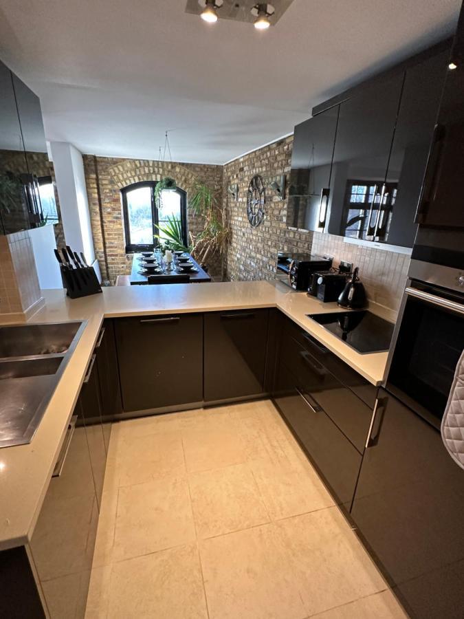 Deluxe Penthouse Riverside View 2 Bedroom Flat With Lift - Old Industrial Factory Warehouse Londres