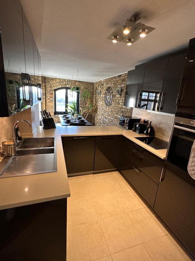 Deluxe Penthouse Riverside View 2 Bedroom Flat With Lift - Old Industrial Factory Warehouse * Londres