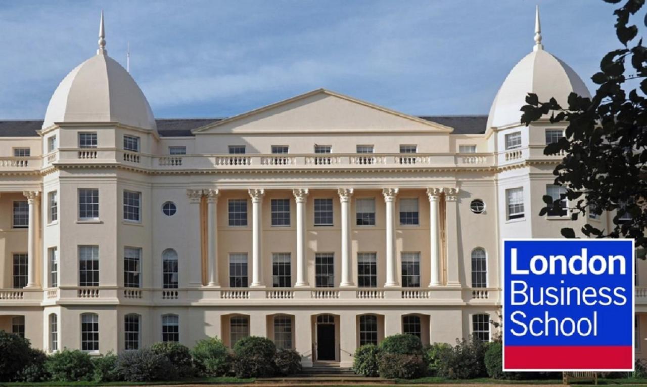 Hyde Park Mansion: Elegant 3-bedroom With Balcony *