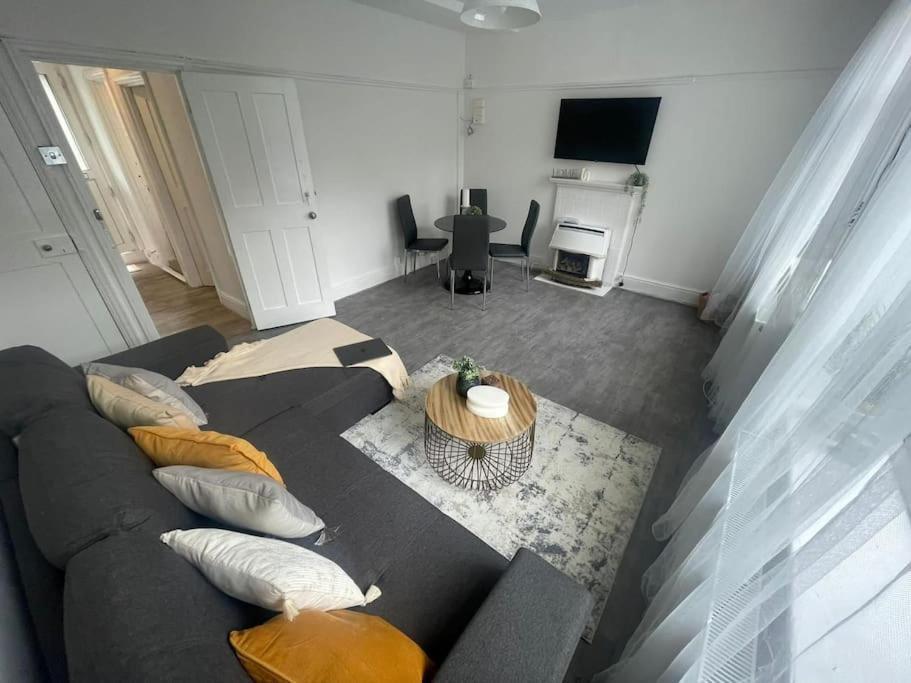 Bright 2 Bedroom Flat On Tower Bridge