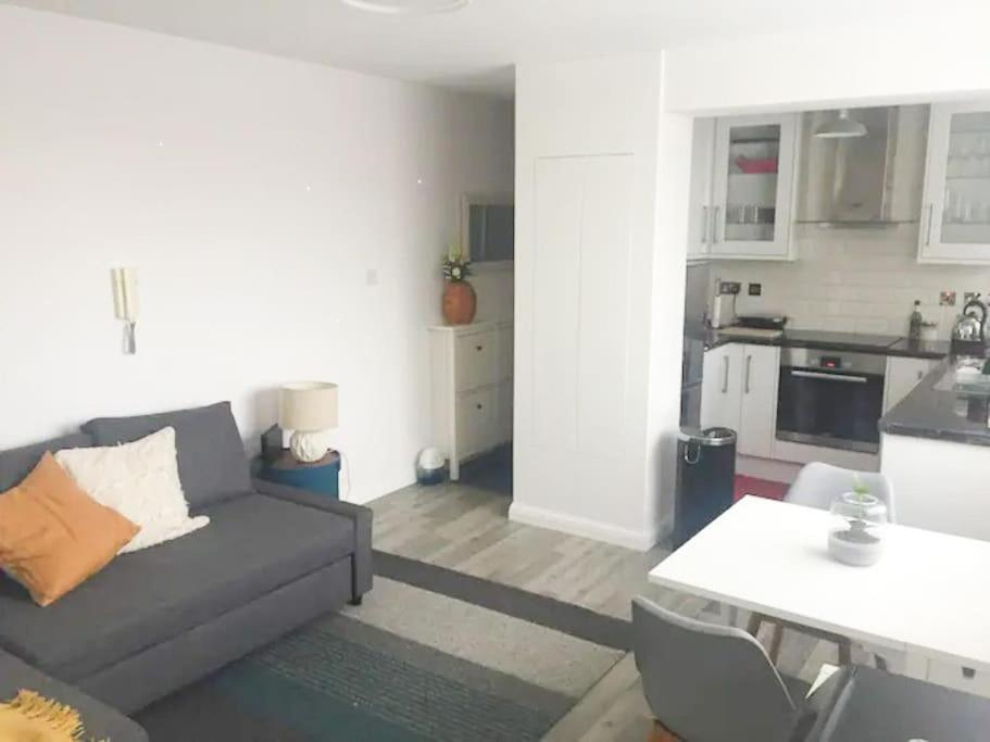 Cosy Flat, Great Location!