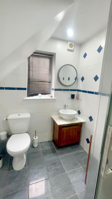 Amazing Location - Of London- 2 Bedroom Stunning Canal View House With Private Garden,parking & Balcony * Londres