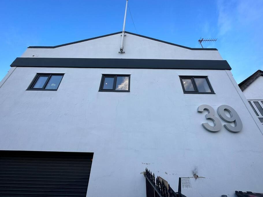 Stunning New 2 Bed Flat - 6 August House *