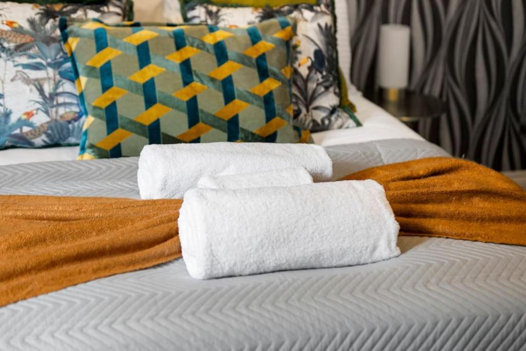 Apartamento Cozy Nook: Stylish Studio, Walk To Park & Shop