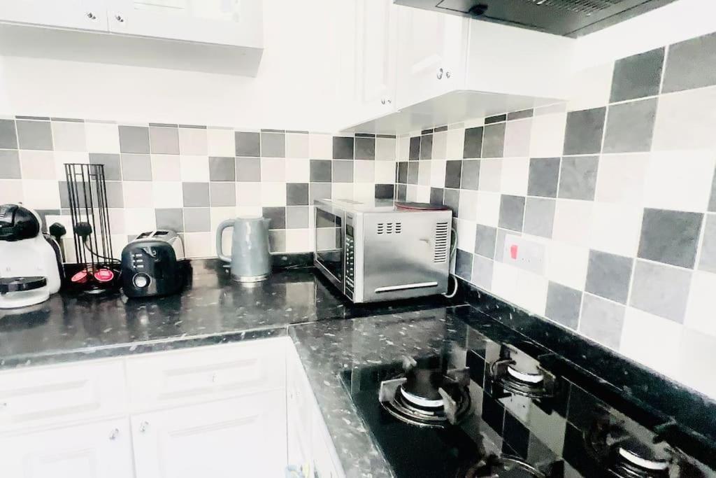 Amazing Location - Of London- 2 Bedroom Stunning Canal View House With Private Garden,parking & Balcony * Londres