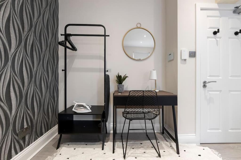 Apartamento Cozy Nook: Stylish Studio, Walk To Park & Shop