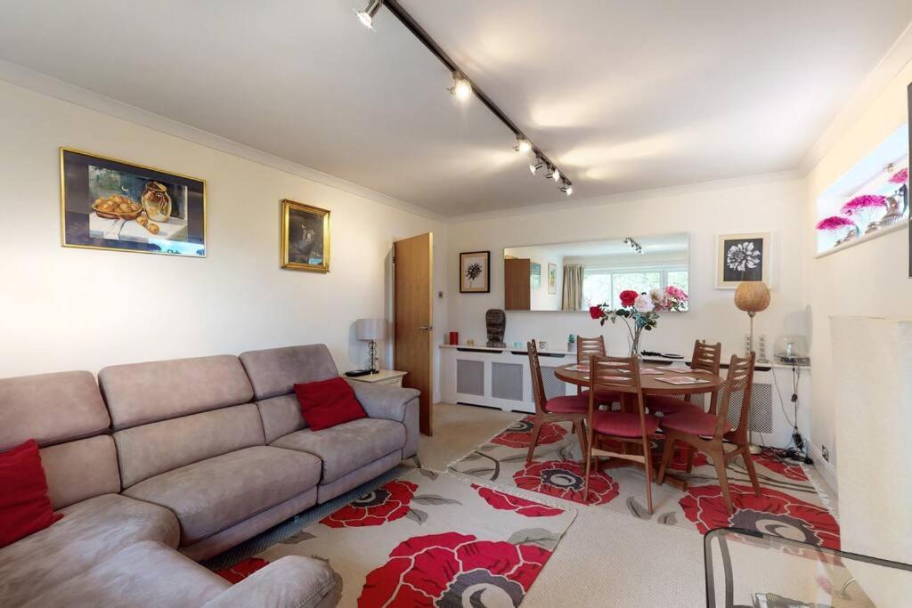 Gorgeous 2 Bed Flat With Parking And Garden *