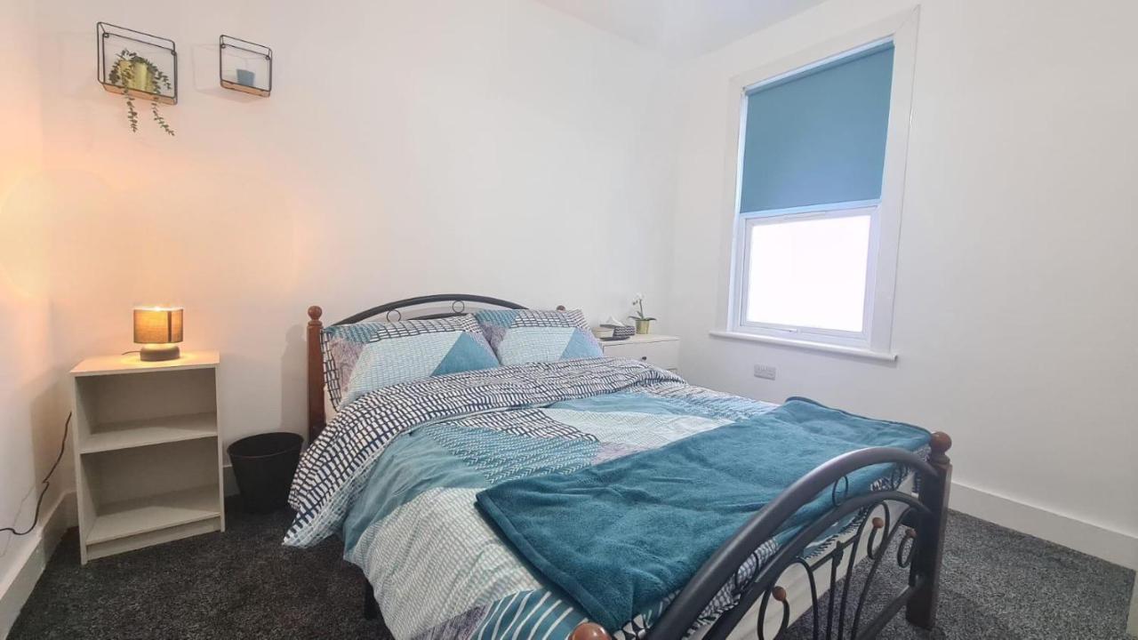 Spacious In Manor Park * Londen