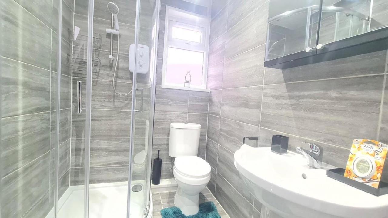 Spacious In Manor Park * Londen