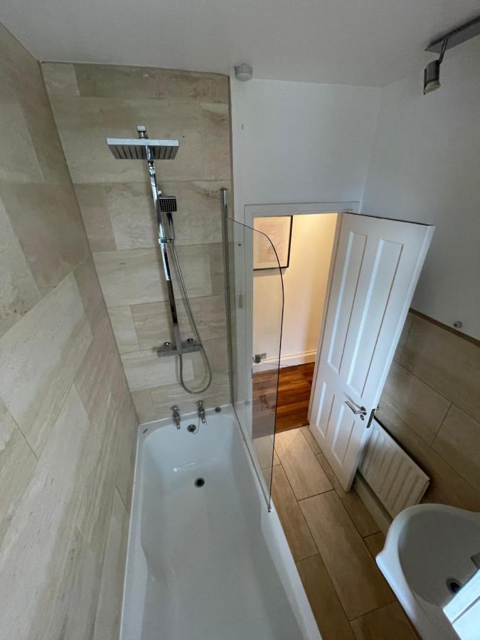 Spacious Flat Opposite The Oval Londres