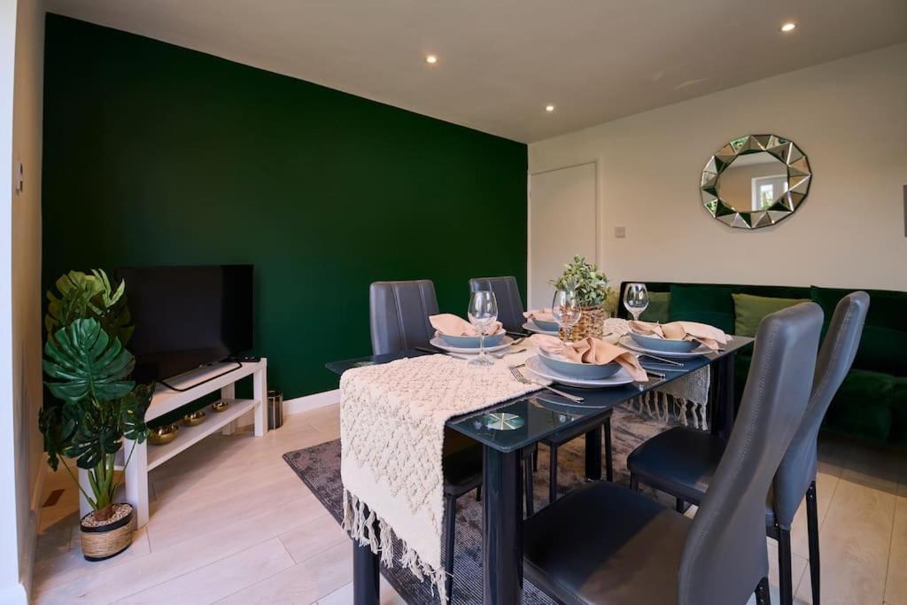 Fabulous 3 Bed Nw With Private Garden *