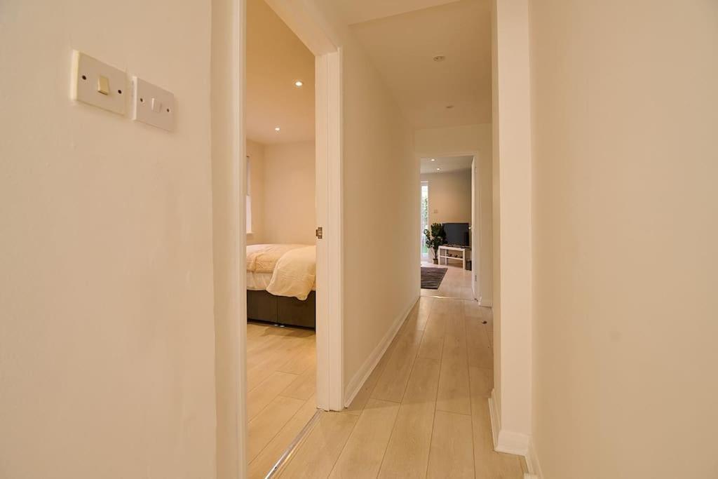 Fabulous 3 Bed Nw With Private Garden Apartment *
