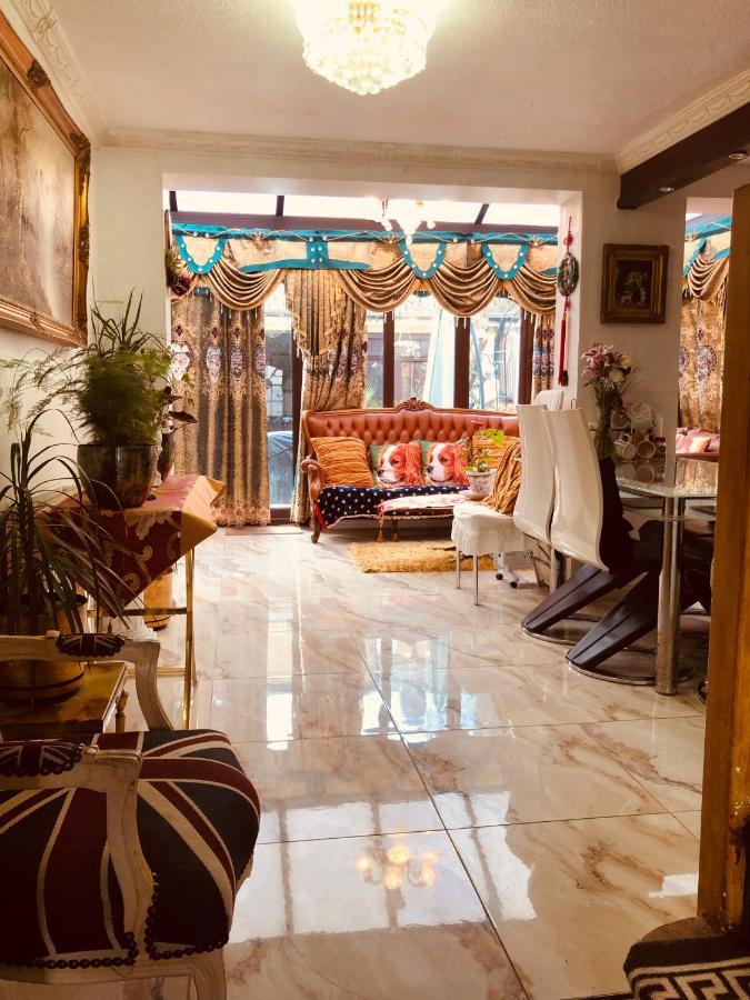 Holiday home Cheerful 4 Bedroom House With Garden Free Parking *