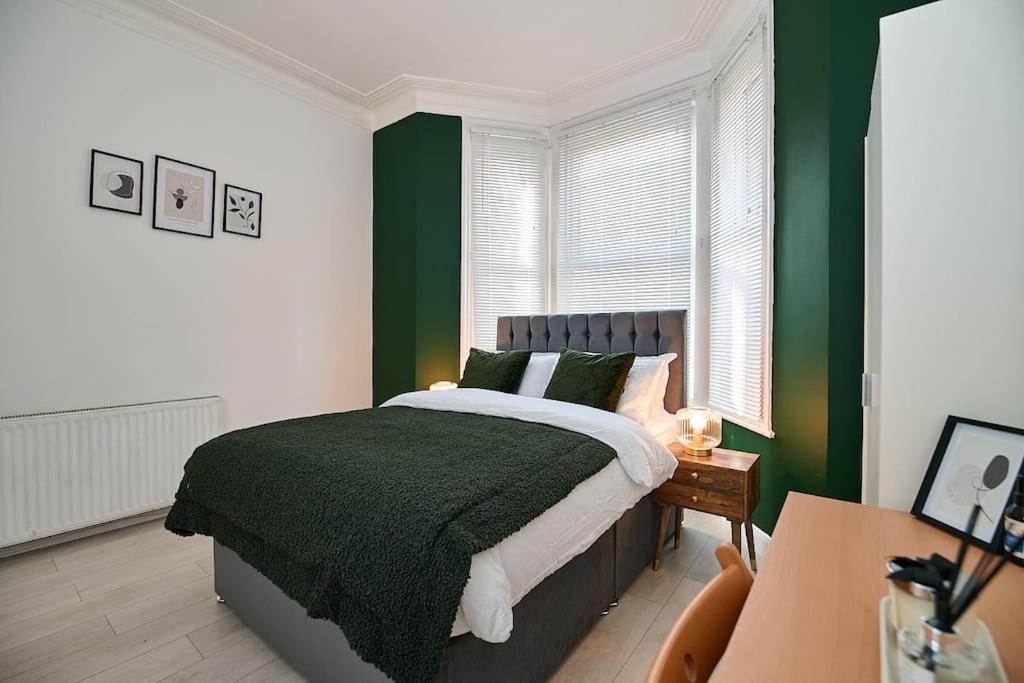 Fabulous 3 Bed Nw With Private Garden Apartment