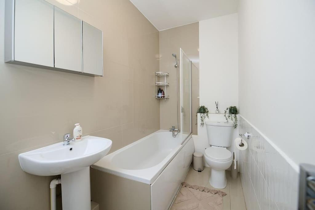 Fabulous 3 Bed Nw With Private Garden
