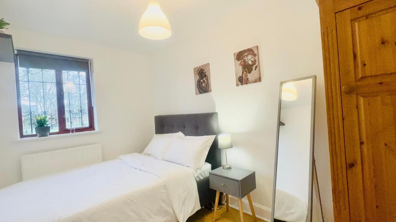 Amazing Location - Of London- 2 Bedroom Stunning Canal View House With Private Garden,parking & Balcony * Londres