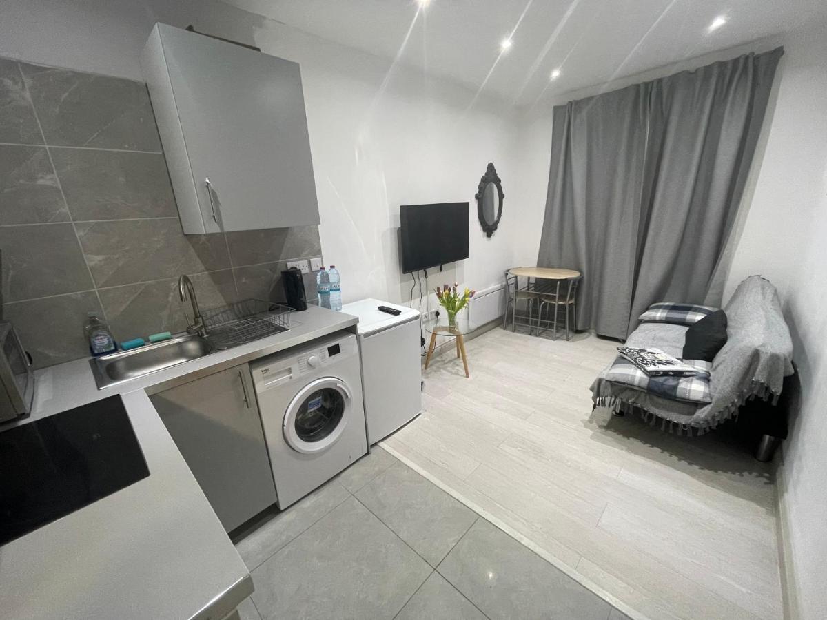 424 Edgwar Road * London