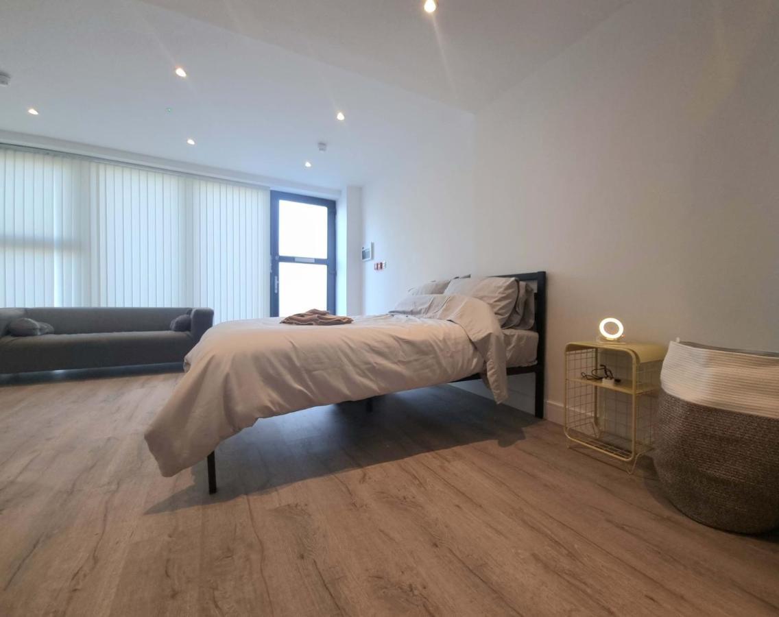 Stylish Converted Ground Floor Studio - * London