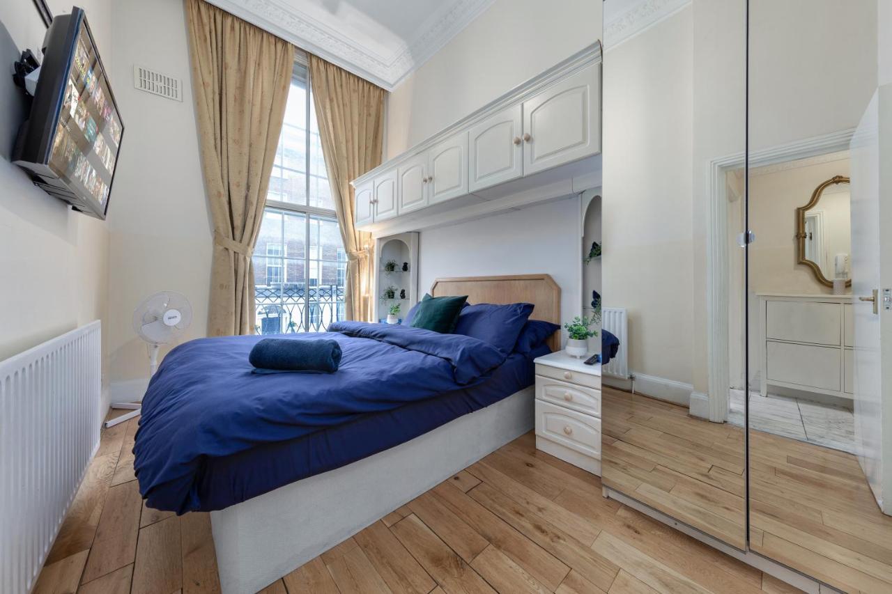 Flat In Baker Street *