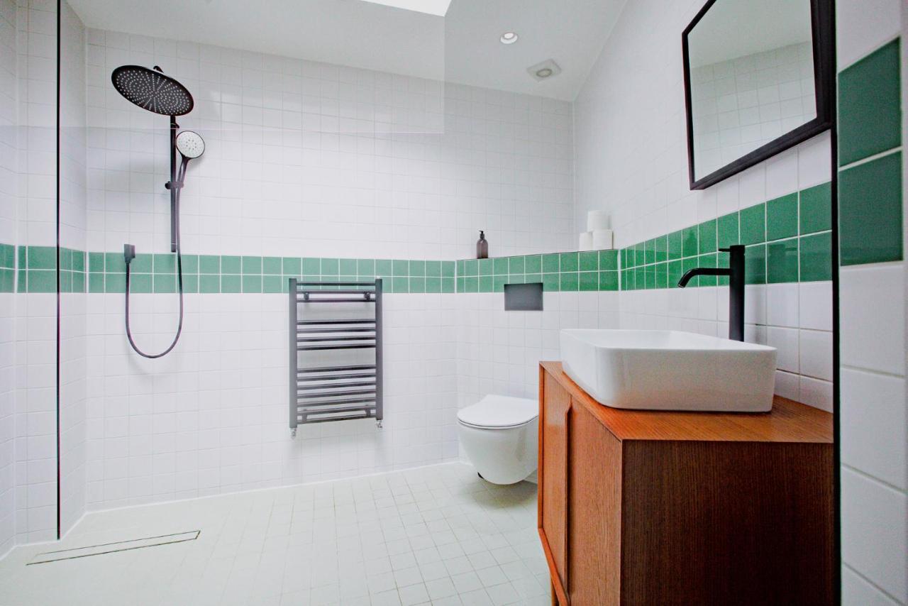 Beautiful 3-bedroom House Just Minutes From Queen's Park Tube *