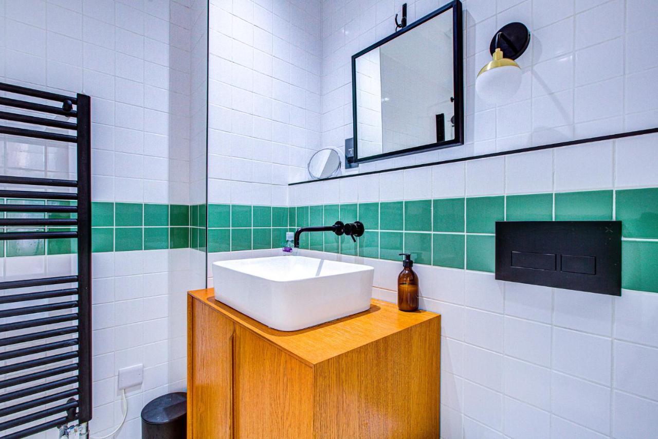 Beautiful 3-bedroom House Just Minutes From Queen's Park Tube *