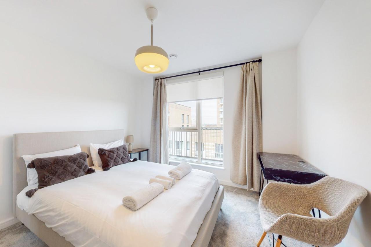 Modernistic 2 Bedroom Flat With Balcony In South Acton *
