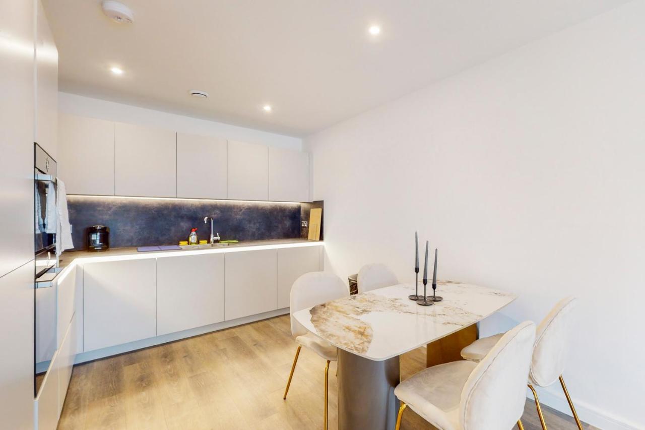 Modernistic 2 Bedroom Flat With Balcony In South Acton *
