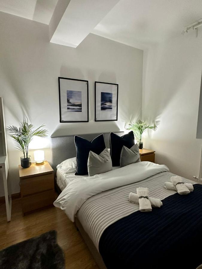 Retreat To A Stylish Ensuite In Casa de Férias *