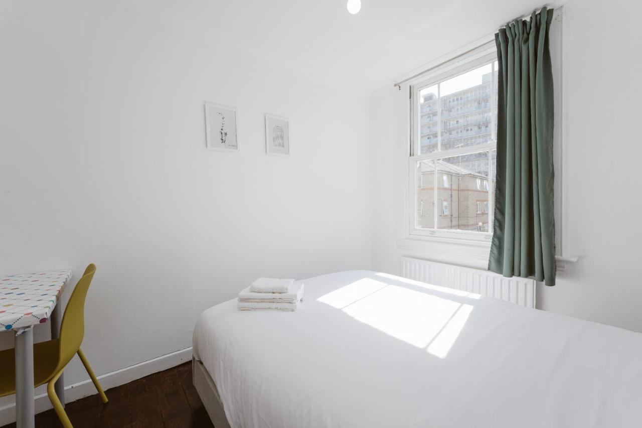 Great In Stepney Station - 12 * Londen