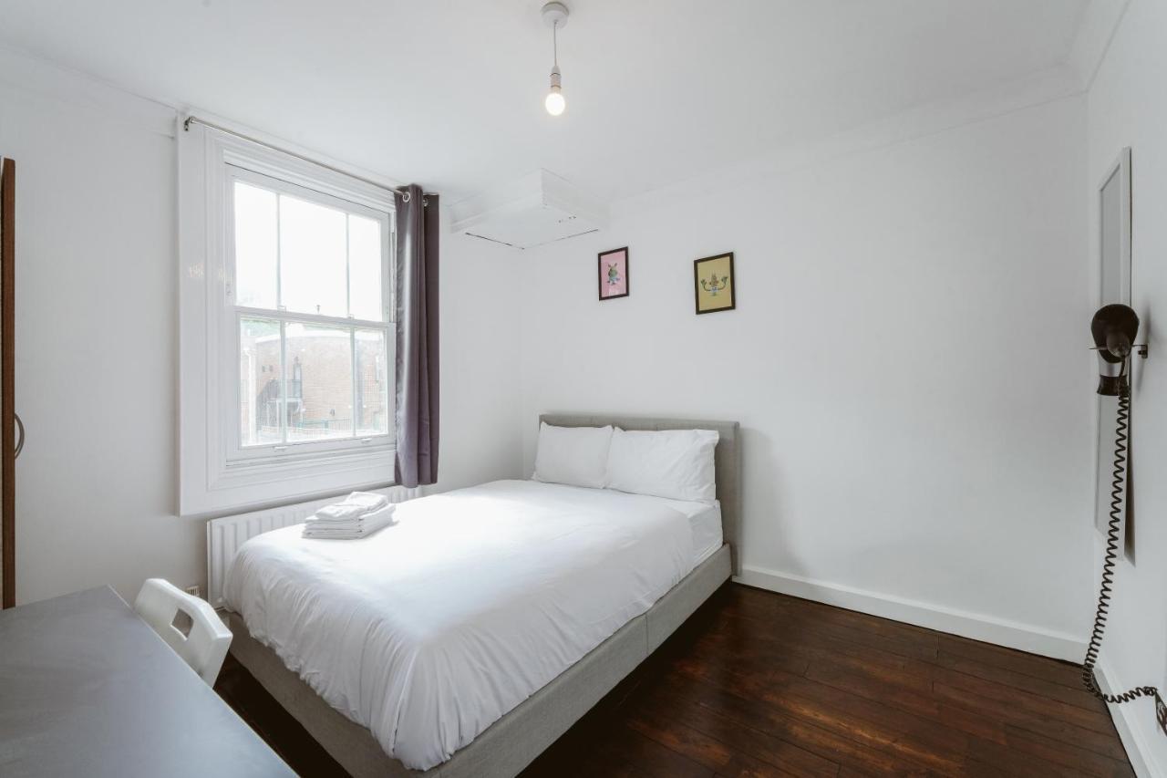 Great In Stepney Station - 12 * Londen