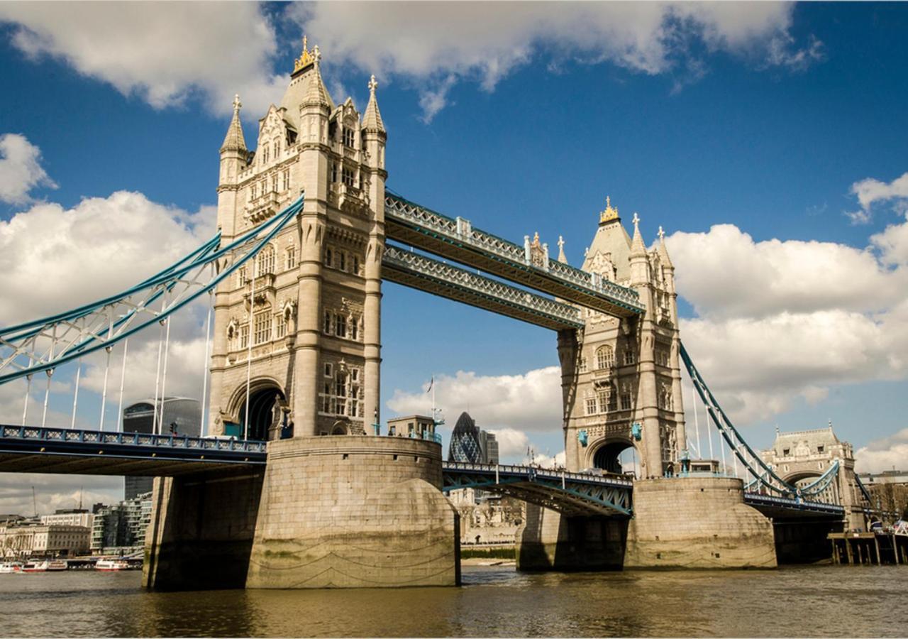 Bridge Nearby Tower Bridge The Shard And Borough Market * Londres